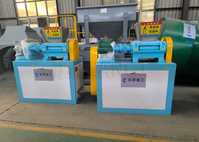 1-5 T/H Ure ปุ๋ย Granulator ซัพพลายเออร์ รอลเลอร์ พรีส Granulator สารผสมปุ๋ย เครื่องทําขาย