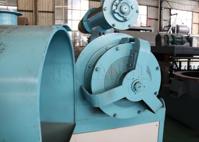 อัตราการปะทะ 95% เครื่องปะทะฝุ่นกราฟิต เครื่องปะทะแหวน Die Granulator 3.5-8mm